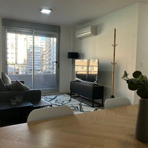 Apartamento Con Renta Asegurada En Tres Cruces, 1 Dormitorio, 1 Baño