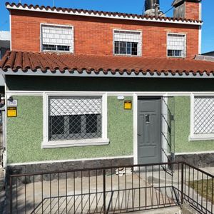Alquiler Casa 3 Dormitorios: Ubicación Estratégica Próxima A Av. Belloni Y Av. Gral. Flores