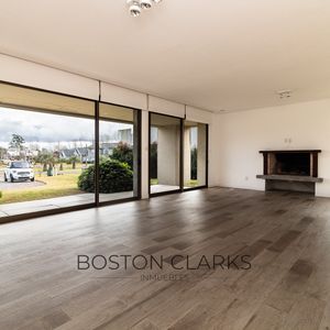 Casa De 3 Dormitorios + Servicio Y Patio En VIñedos De La Tahona