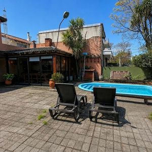 Hermosa Casa En Venta En Parque Batlle 4 Dormitorios, Piscina Y Barbacoa. Garage Y Cochera.