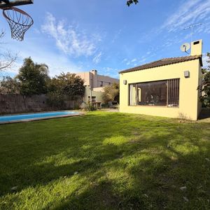 Casa En Alquiler De 2 Dormitorios En Parque Miramar