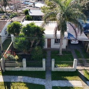 Venta Casa Tres Dormitorios Dos Baños Y Piscina En La Exclusiva Zona De Carrasco Norte