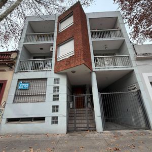 Requena Y Chana .planta Baja .al Frente .1 Dormitorio U Oficina Ideal Renta.