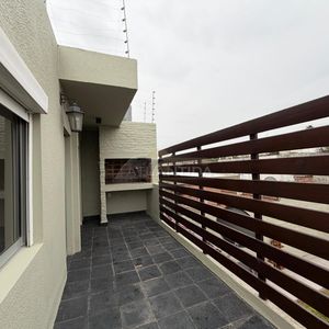 Venta Apartamento En Parque Batlle, Estilo Casa Con Parrillero Y Garage