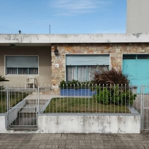 Casa En Venta En La Blanqueada – Amplios Espacios, Excelente Ubicación De Dos Dormitorios Y Escritorio