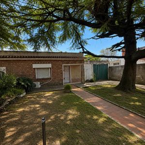 Oportunidad Vacía Independiente Con Jardín, Fondo Y Garaje
