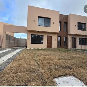 Venta Casa 3 Dormitorios, 2 Baños Completos, Jardin Y Parrillero