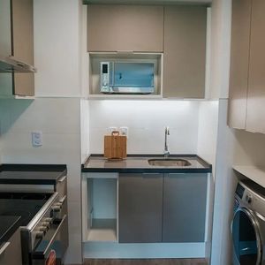 Alquiler En El Centro, Edificio Moderno,  1 Dormitorio, Piso Alto, Al Frente