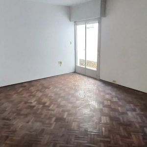 Apartamento De 2 Dormitorios | Muy Luminoso, Con 2 Patios Y Bajos Gastos Comunes $33.500