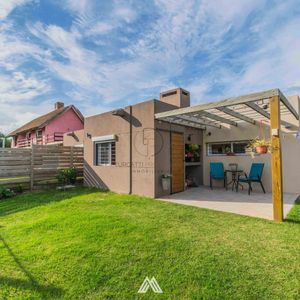 A 100 Metros De La Rambla | Casa De 2 Dormitorios Con Jardín En Complejo