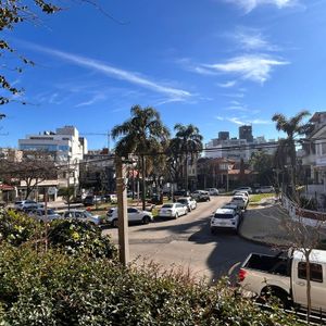 Exclusiva Casa En Pocitos Nuevo: Jardín De 120m² Y Vistas Despejadas A La Plaza.