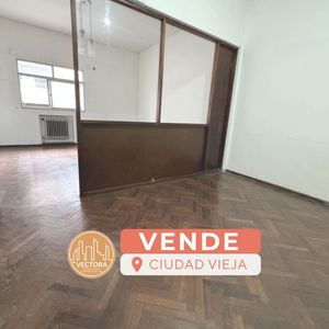 Vende Oficina / Escritorio / Consultorio En Ciudad Vieja  En Edificio Gorfi