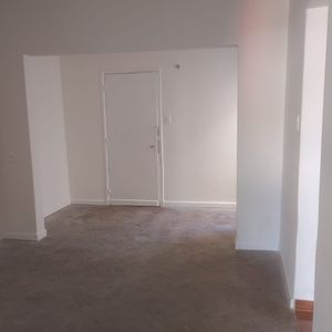 Apartamento 1er Piso Por Escalera, 1 Dormitorio Al Frente. Gral. Flores Esq. Guadalupe.