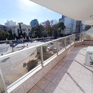 Espectacular Apartamento!! Edificio De Categoría, Vista Despejada, 3 O 4 Dormitorios, Terraza Con Parrillero! Garage Para 2 Autos!