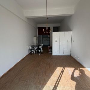 Monoambiente 50m2 Al Frente Con Balcón, Sobre 18 De Julio