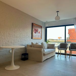 Portal Americas. Con Muebles. Todo Reciclado. Gran Capacidad De Guardado.