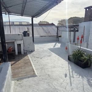 Apartamento De 2 Dormitorios En Alquiler | Amplios Espacios, Azotea Y Parrillero A Pasos De Tres Cruces $ 39.000