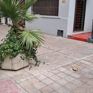 Casa En Planta Baja Con Patio, Garaje Y Rejas. 98m2. Ideal Para Vivienda O Emprendimiento Comercial.
