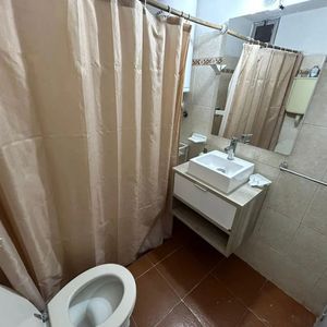Alquiler En Villa Española, 3 Dormitorios, Piso 2 Por Escalera, Complejo Cerrado, Estacionamiento