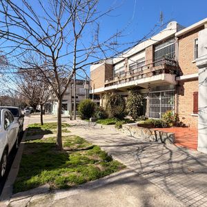 Casa En Parque Batlle, 1 Dormitorio, Jardin Y 2 Patios.