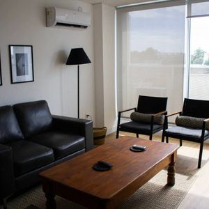 Apartamento Amoblado De 2 Dormitorios Con Cochera Y Baulera | Malvín | Junto A Plaza Italia $52.000