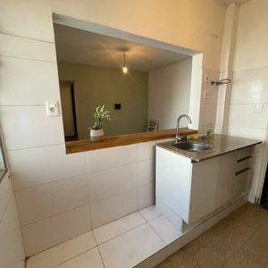 Alquiler En Ciudad Vieja, 2 Dormitorios, Por Escalera En Piso 2, Con Vista Al Mar, Gastos Bajos
