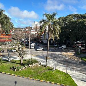 Vista A Plaza, Al Norte, Muy Luminoso, Prox A Hospitales Y Facultades, Impecable, Balcón