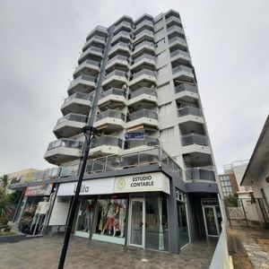 Apartamento En Venta En Piriapolis, Frente Al Mar