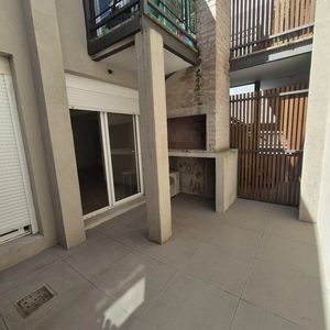 Va497 / Apto. De 1 Dormitorio, Muy Iluminado, Con Patio Y Parrillero – Tres Cruces.