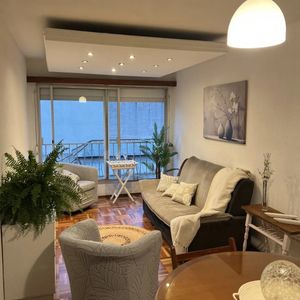 Exclusivo Apartamento De 3 Dormitorios Y 2 Baños Completos, Estratégicamente Ubicado En Gaboto Esquina Guayabos, A Pasos De La Universidad..