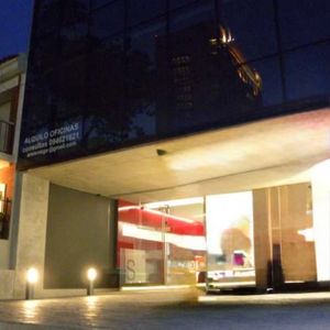 Exclusiva Oficina De Lujo Con Ubicación Estratégica Frente Al Prestigioso Punta Carretas Shopping