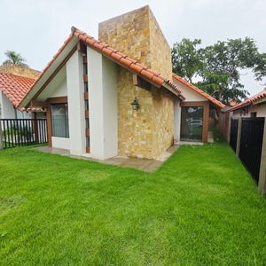 Casa En Venta De 3 Dormitorios En Urbanización Palmas Del Norte