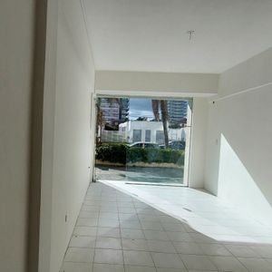 Alquiler Anual  Local Comercial A La Calle Punta Del Este Zona Comercial 