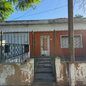 Casa En Venta De 3 Dormitorios C/ Apartamento De 2 Dormitorios