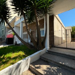 Venta - Casa Con 3 Dormitorios, Garage Y Gran Terreno (alquilada)