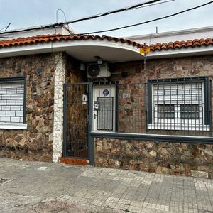 Rt Propiedades Vende En Exclusiva Casa 4 Dormitorios Hipodromo 