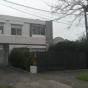 -¡preciosa Casa A La Venta, Con Renta, En Carrasco!-