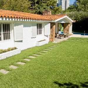 Casa Con Piscina, Parrillero  Y Gran Jardín En Punta Del Este – Lugano