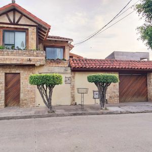 En Venta, Zona Este, Casa De 4 Habitaciones Mas 1 Dpto. De 3 Dormitorios