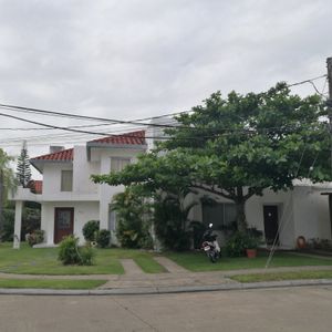Hermosa Casa De 2 Plantas En El Condominio Génesis