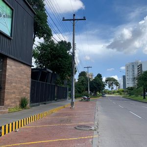 Alquiler Amplio Local Comercial Sobre Avenida Beni