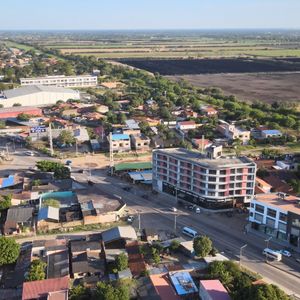 Edificio Comercial Con Tiendas Y Posibilidad De Ingreso Habitacional