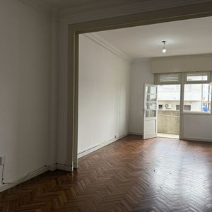 Cordón: Gran Apartamento De 3 Dormitorios Y 2 Baños Con Balcón