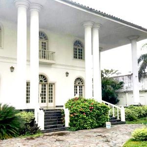 Mansión Con Ubicación Céntrica, Ideal Para Instituciones, Empresas O Iglesias