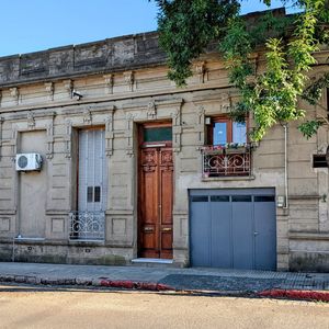 Señorial Casa En El Microcentro De Paysandú - Excelente Estado Con Garaje