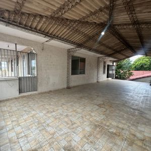 Casa Con Locales Comerciales En Venta Sobre Avenida