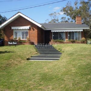 Casa De 4 Dormitorios En Playa Mansa , Punta Del Este