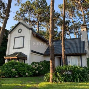 Casa 3 Dormitorios Y Servicio En La Brava Punta Del Este