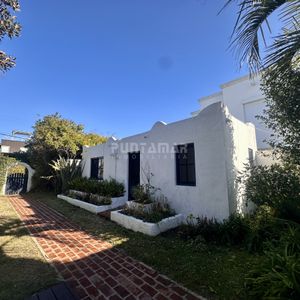 Casa De 3 Dormitorios + Dependencia En Alquiler En El Corazon De La Barra