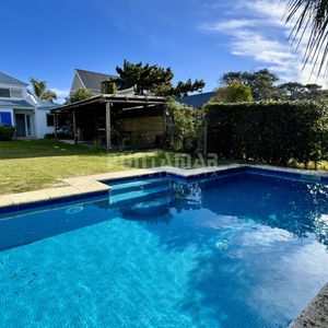 Moderna Casa Con Piscina En Montoya A Metros Del Mar